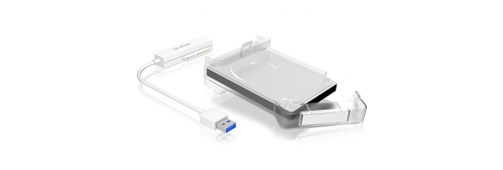 USB 3.0 Adapterkabel verbunden mit transparenter Festplattenhalterung und Festplatte