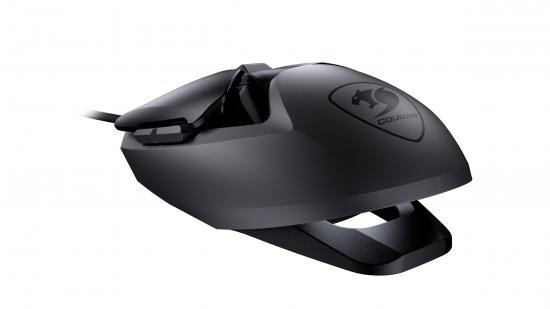 Seitenansicht einer ergonomischen schwarzen Gaming-Maus mit Kabel