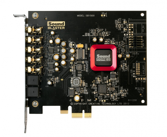 Hochwertige Sound Blaster PCIe Soundkarte Modell SB1500 mit rotem SoundCore3D-Chip auf schwarzer Platine