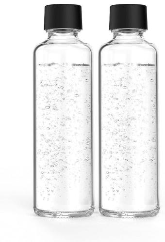 Zwei leere, durchsichtige Wasserflaschen mit schwarzem Schraubverschluss nebeneinander auf weißem Hintergrund