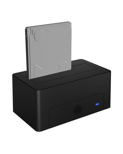 Schwarze Dockingstation für externe Festplatten mit eingesetzter silberner Festplatte