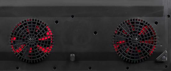 Zwei rote LED-Lüfter hinter einem schwarzen Gitter in einem Computergehäuse