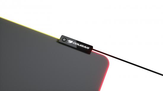 RGB-beleuchtetes Cougar Mousepad mit Farbwechsel und USB-Verbindung