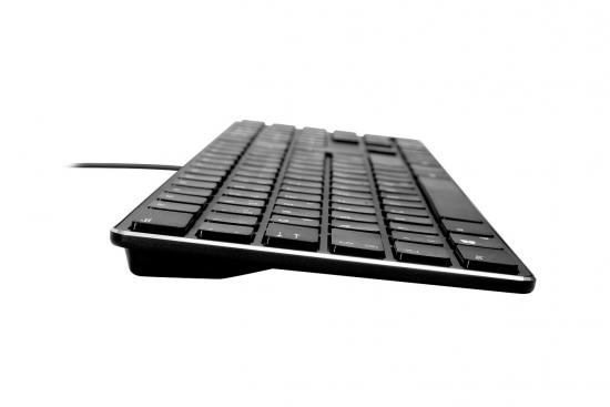 Seitenansicht einer schlanken, kabelgebundenen Tastatur mit niedrigem Profil und flachen Tasten