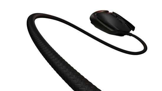Schwarze Gaming-Maus mit gewebtem Kabel auf weißem Hintergrund