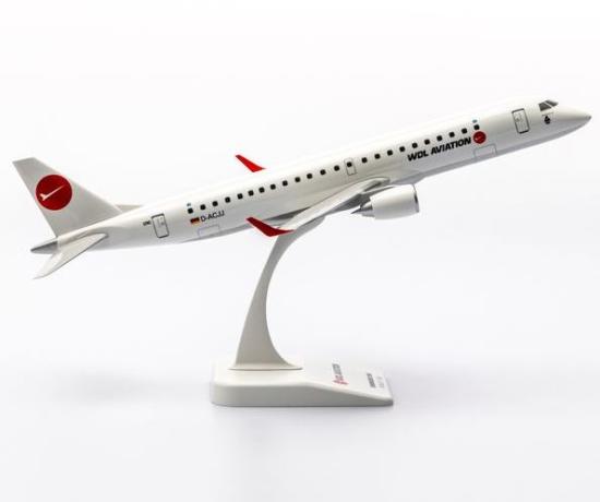 Seitenansicht eines weißen Flugzeugmodells mit rotem Logo auf einem Stand