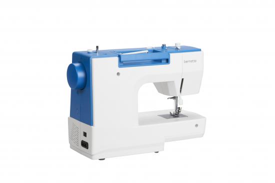 Moderne Nähmaschine in blau-weiß mit funktionalem Design