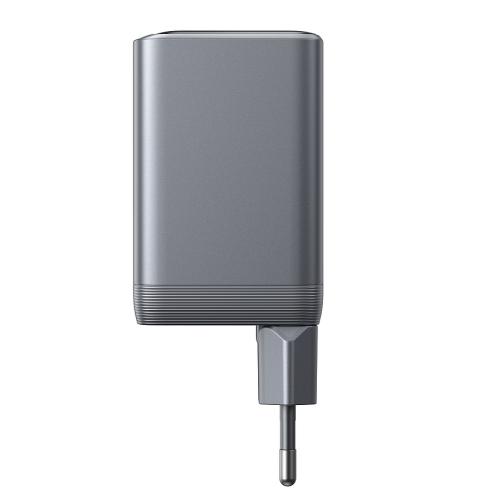 Seitenansicht eines modernen, grauen Ladegeräts mit Stecker