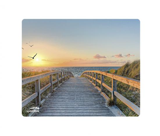 Ein hölzerner Weg führt zum Strand, während im Hintergrund die Sonne untergeht. Vögel fliegen am Himmel, und die Dünen sind von Gras bedeckt. Mauspadspeedlink-Logo unten links sichtbar.