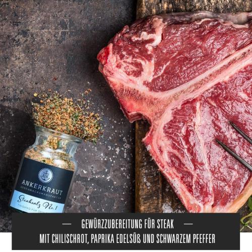 Rohes Steak auf einem Holzbrett neben einem Glas Ankerkraut Steakgewürz No.1