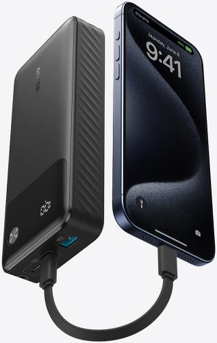 Abgebildet ist eine portable Powerbank, die ein Smartphone per Kabel verbindet und auflädt.
