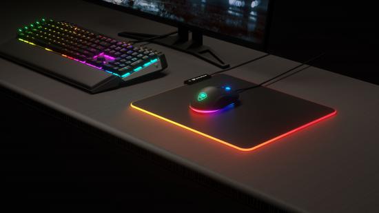 Gaming-Setup mit RGB beleuchteter Tastatur und Maus auf einem Schreibtisch