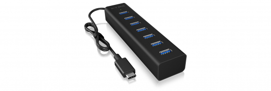 Schwarzer USB-Hub mit sieben USB-Anschlüssen und einem angeschlossenen Kabel