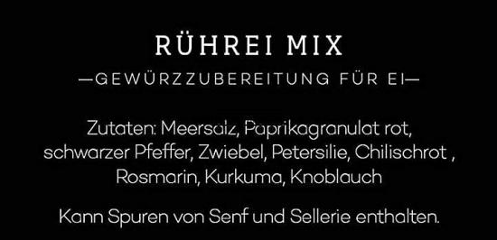 Verpackung für Rührei Mix Gewürzzubereitung mit Zutatenliste wie Meersalz, Paprikagranulat, schwarzer Pfeffer, Zwiebel, Petersilie, Chilischrot, Rosmarin, Kurkuma und Knoblauch. Hinweis auf Spuren von Senf und Sellerie.