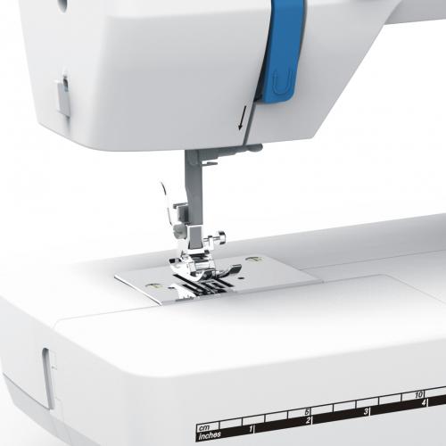Detailaufnahme einer modernen Nähmaschine mit Nähfuß und Maßangaben in Zentimetern und Zoll.