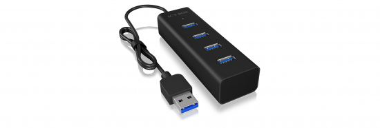 Schwarzer USB 3.0 Hub mit vier Anschlüssen und angeschlossenem Kabel