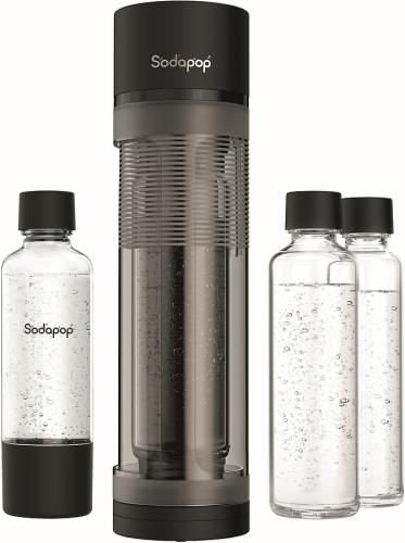 Sodapop Wassersprudler und drei mit Sprudelwasser gefüllte Flaschen