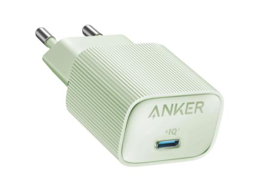 Grünes Anker USB-C Ladegerät mit geriffelter Oberfläche und PowerIQ-Technologie