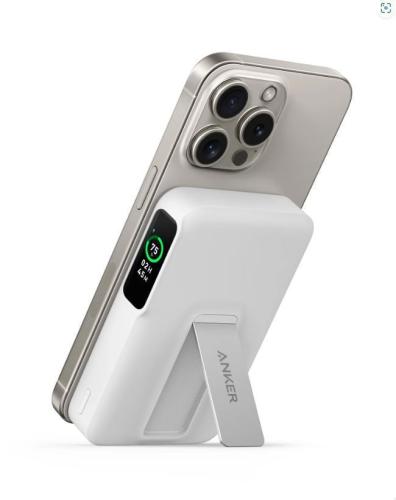 Weiße Anker Powerbank als Ständer für ein Smartphone, Anzeige des Ladezustands sichtbar