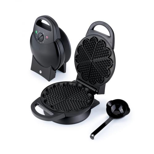 Schwarzes elektrisches Waffeleisen mit Herzmuster und einem Teiglöffel