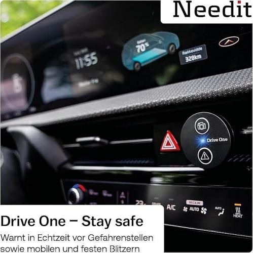 Innenraum eines Autos mit Drive One Gerät zur Gefahrenwarnung und Anzeige auf dem Display