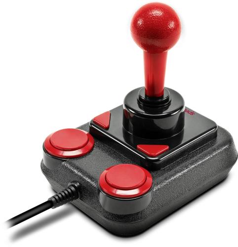 Klassischer schwarzer Joystick mit rotem Griff und roten Tasten auf einem weißen Hintergrund