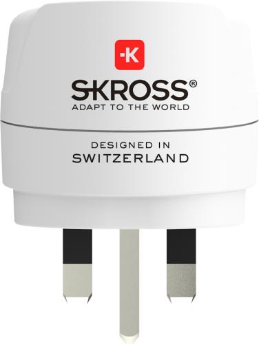 Nahaufnahme eines weißen Reiseadapters von Skross, designed in der Schweiz, mit drei Steckerstiften