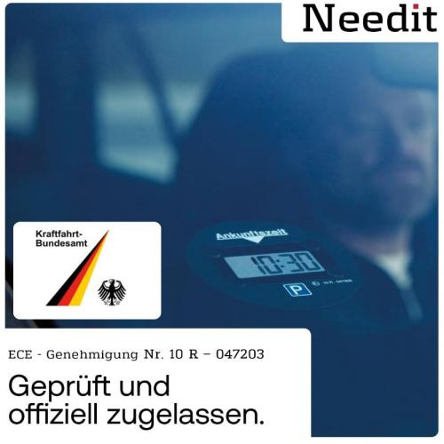 Elektronische Parkscheibe von Needit mit ECE-Genehmigung und Logo des Kraftfahrt-Bundesamtes, Uhrzeit 10:30 angezeigt