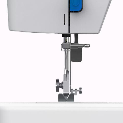 Detailansicht der Nähmaschine mit Nadel und Nähfuß in Aktion
