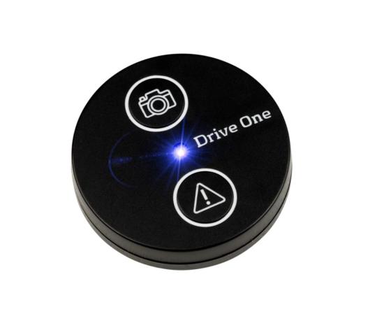 Kreisförmiges Drive One Gerät mit leuchtender LED, Kamera- und Warnsymbolen auf schwarzem Hintergrund