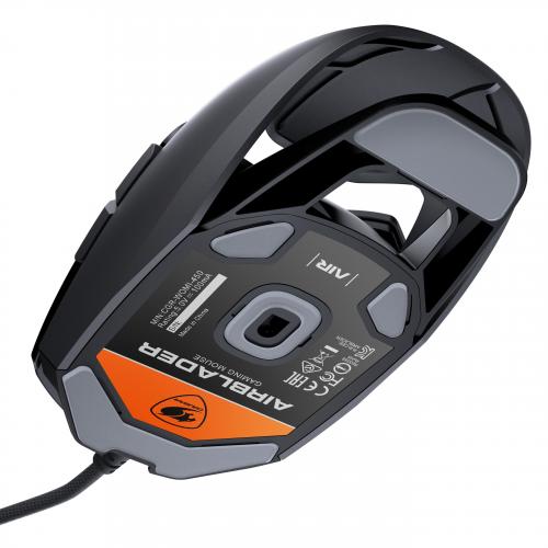 Unterseite einer Gaming-Maus mit Kabel, Markierungen und technischem Label sichtbar