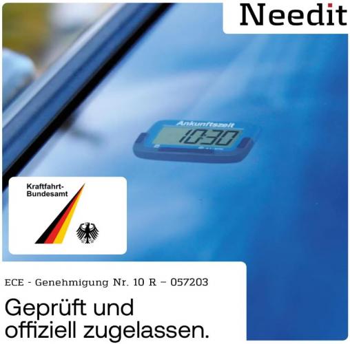 Digitale Ankunftsuhr mit Genehmigung des Kraftfahrt-Bundesamtes auf einer Autoscheibe montiert.
