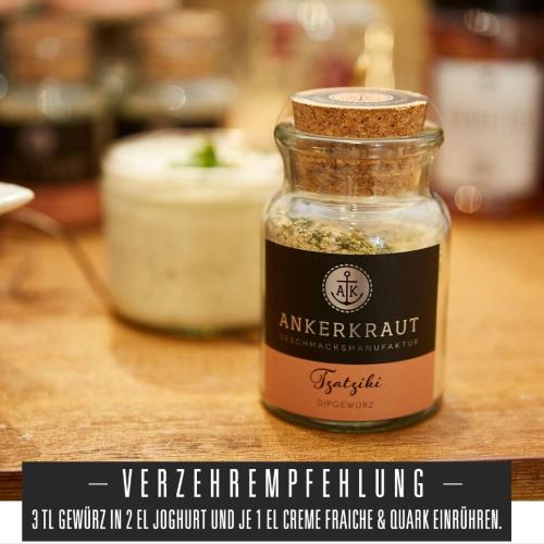 Glas mit Ankerkraut Tzatziki Gewürz, daneben Verzehrempfehlung mit Joghurt und Crème fraîche