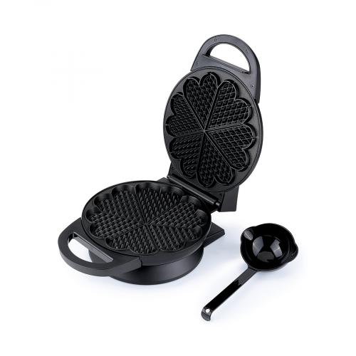 Schwarzes elektrisches Waffeleisen mit Herzformdesign, offener Deckel und beiliegende Schöpfkelle