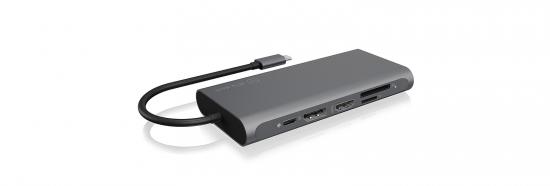 Schwarzer USB-C Hub mit verschiedenen Anschlüssen, darunter HDMI, USB-A und SD-Kartenleser, auf weißem Hintergrund