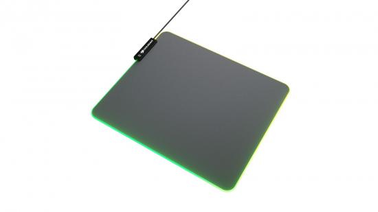 Ein rechteckiges Gaming-Mousepad mit RGB-Beleuchtung und einem USB-Anschluss, ideal für PC-Gamer.