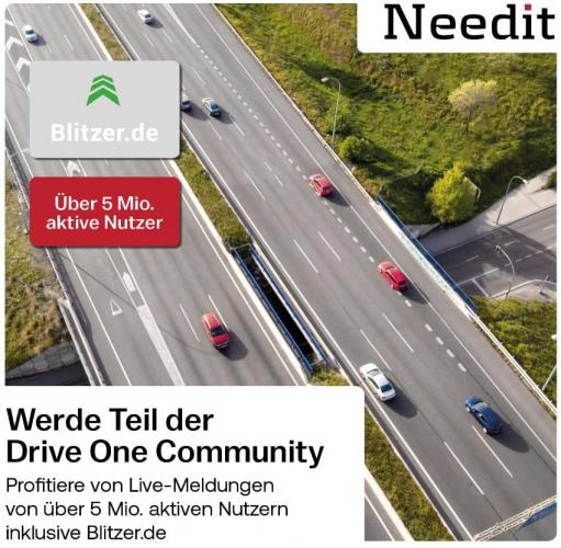 Autobahn mit mehreren Fahrspuren und roten Autos, Blitzer.de Logo mit Hinweis auf über 5 Mio. aktive Nutzer.