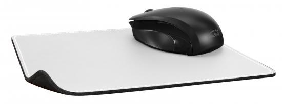 Schwarze kabellose Computermaus auf einem weißen Mauspad mit abgerundeten Ecken