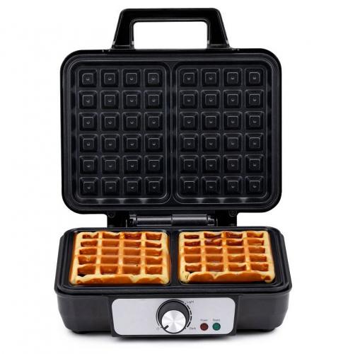 Offenes Waffeleisen mit zwei goldbraunen belgischen Waffeln