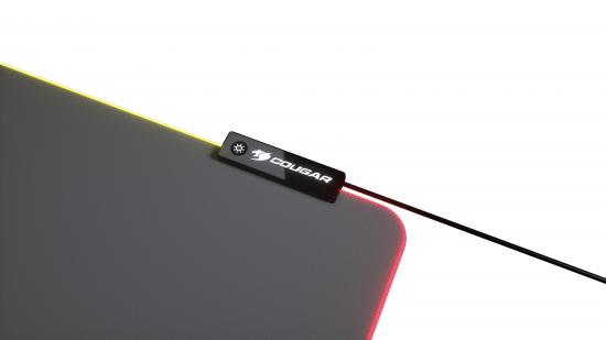 Schwarzes Gaming-Mousepad mit RGB-LED-Beleuchtung und Cougar-Logo