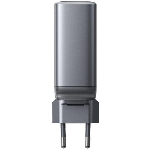 Ein modernes, silbernes USB-Wandladegerät mit europäischem Stecker