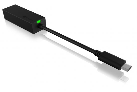 Ein schwarzer USB-C-Adapter mit einer grünen LED-Anzeige an einem Kabel