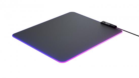 Ein schwarzes Mauspad mit RGB-LED-Beleuchtung an den Kanten