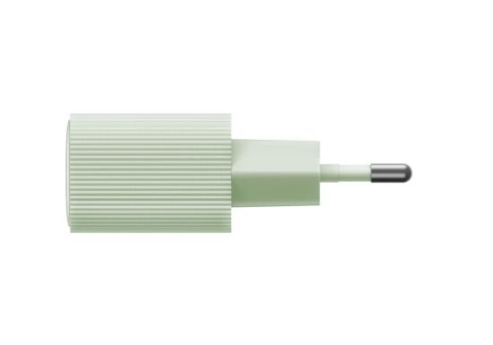 Einzelner grüner Steckadapter mit geriffeltem Gehäuse in Nahaufnahme