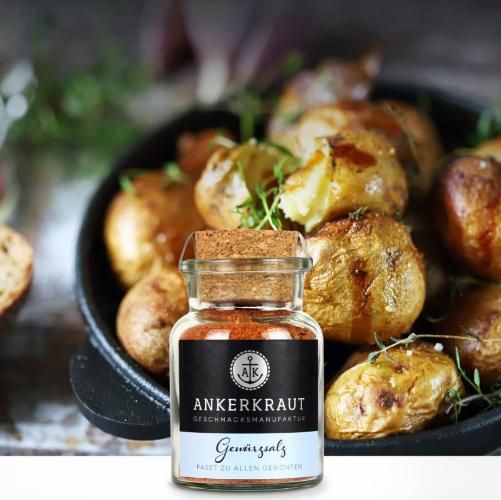 Glas Ankerkraut Gewürzsalz vor einer Pfanne mit Bratkartoffeln