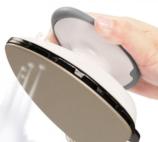 Kompaktes Dampfbügeleisen in einer Hand mit Dampfstrahl