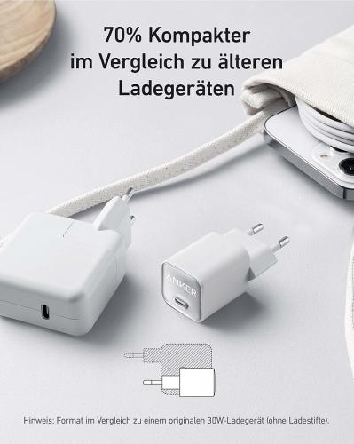 Zwei Ladegeräte auf einem Tisch, eines davon ist 70% kompakter im Vergleich zu älteren Ladegeräten mit dem Hinweis, dass das Format im Vergleich zu einem originalen 30W-Ladegerät gezeigt wird.